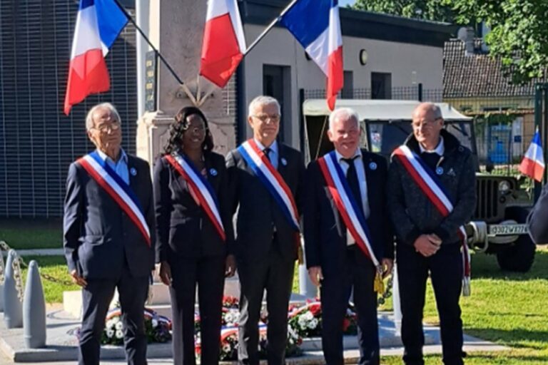 le maire et ses adjoints encadrant le préfet de l'Eure devant le monument aux morts