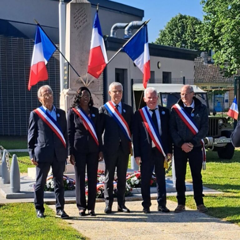 le maire et ses adjoints encadrant le préfet de l'Eure devant le monument aux morts