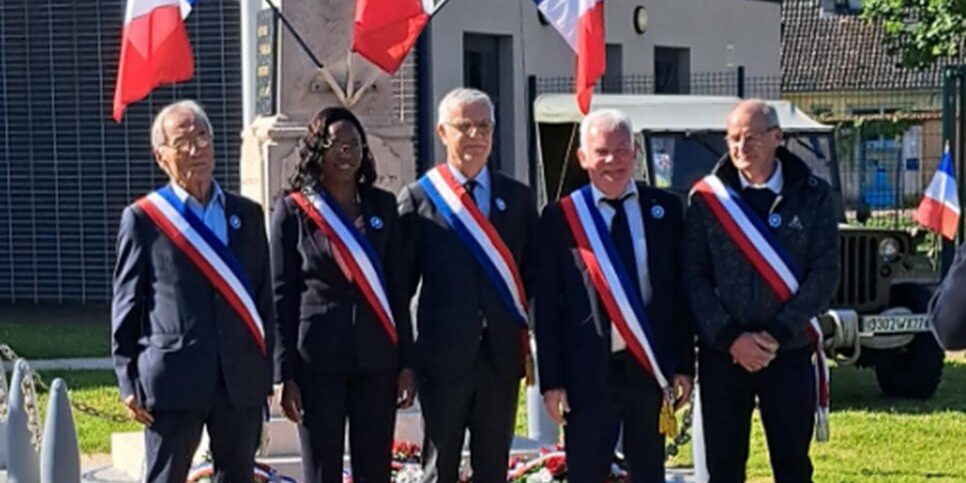 08.05.2026 cérémonie du souvenir le maire et ses adjoints encadrant le préfet de l'Eure devant le monument aux morts