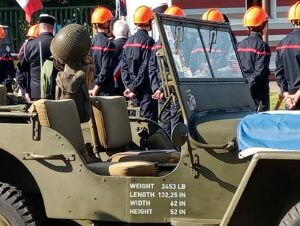 Véhicule de l'armée et les jeunes sapeurs pompiers