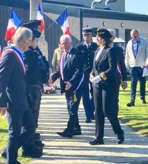 Salutation du maire et de Camille Fournier, Directrice de cabinet représentant la Sous-Préfète auprès des forces de l'ordre